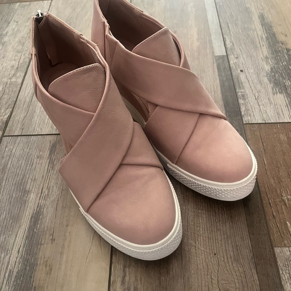 Light pink. Size 8. Never worn - Picture 2 of 3